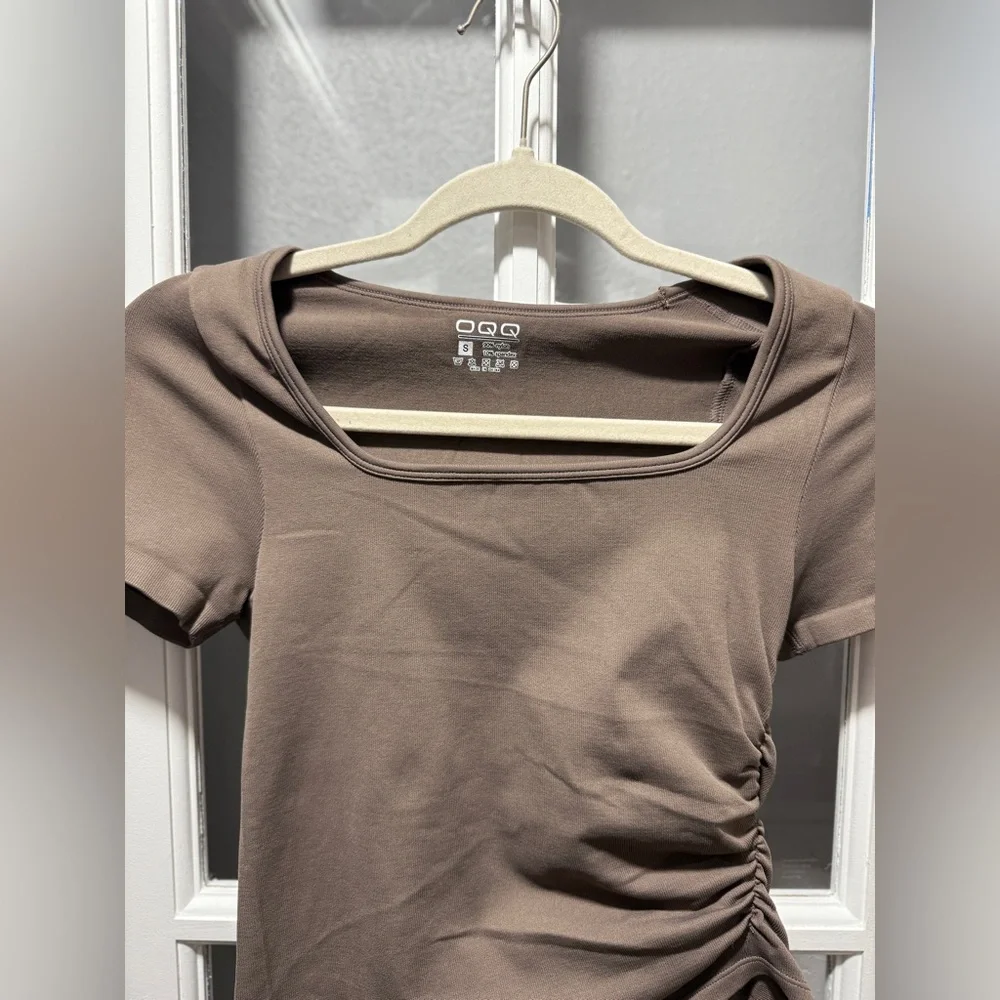 NWOT OQQ Short Sleeve Crew Neck Ruched Tee Shirt - Picture 5 of 9